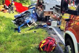 Tragiczny wypadek na DK 25 w Stołcznie. Nie żyje 27-letnia kobieta, pięć osób rannych