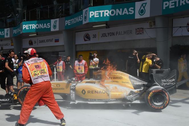Bolid F1 w płomieniach