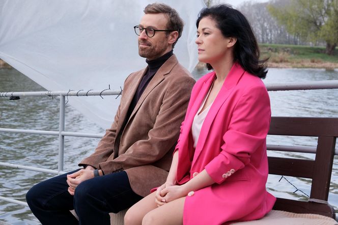 M jak miłość odc. 1872 po wakacjach. Dariusz Hoffman (Mateusz Rusin), Kinga (Katarzyna Cichopek)