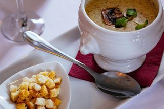 Najlepsza zupa grzybowa zabielana śmietaną. Każdy kto jej spróbuje, błaga mnie o przepis!