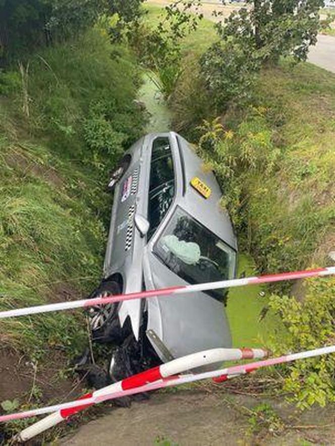 Taksówka przebiła barierkę i wpadła do rowu wypełnionego wodą w Poznaniu