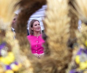 Marta Nawrocka w różu zachwyca na dożynkach! Wiemy, kto wygrał konkurs na najpiękniejszy wieniec