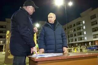 W gumowej masce udawał Putina? Jeździł sobie po Mariupolu. Sobowtór dał plamę! [GALERIA]