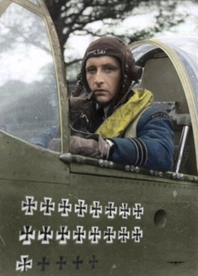 Stanisław Skalski w kabinie myśliwca, Coolham, 1944.