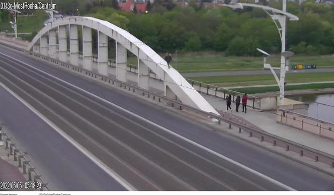 Wdrapała się na most, aby podziwiać miasto. Groza na moście w Poznaniu 