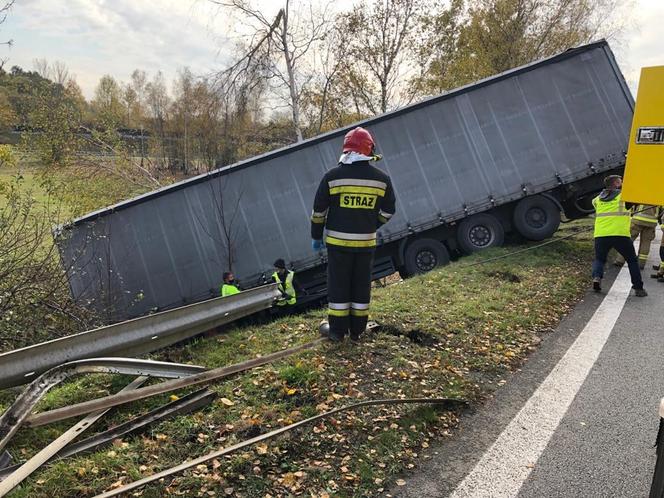 TIR spadł ze skarpy na trasie S1. Droga jest całkowicie zablokowana. Utrudnienia potrwają kilka godzin