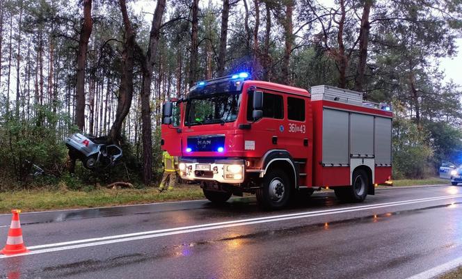 Stare Konopki. Volkswagen wbił się w drzewo. 25-latek nie miał szans. Tragiczny wypadek