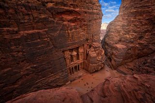 Ukryli całe miasto w skałach. To prawdziwa perła i jeden z siedmiu cudów świata!