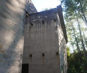 Monumentalna śluza Leśniewo z symbolami III Rzeszy ukryta w mazurskim lesie. Jest owiana tajemnicą [ZDJĘCIA]