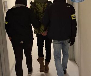 Ostrzelali kamienicę w centrum miasta. Jeden z nich miał w domu cały arsenał