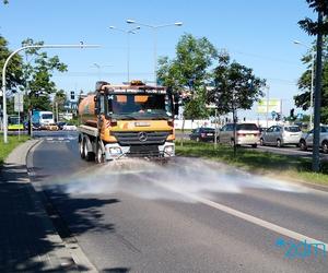 Zarząd Dróg Miejskich polewa poznańskie jezdnie wodą! Dlaczego?