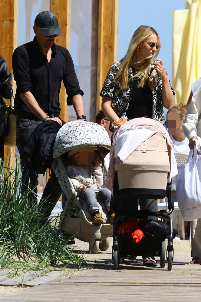 Krzysztof Ibisz je żonie z ręki