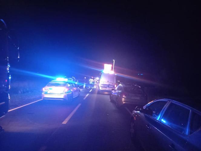 Sompolno. Zderzenie porsche z motorowerem! Dwie osoby nie żyją