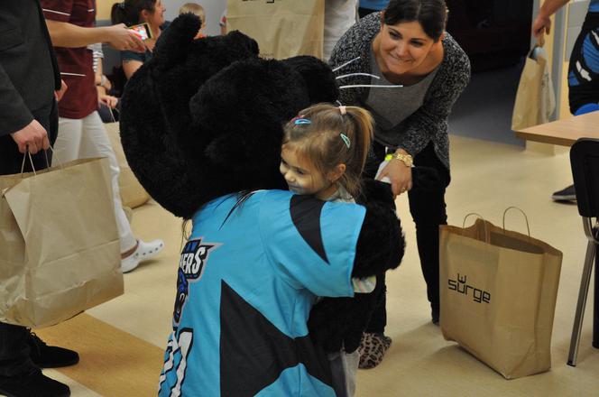 Zawodnicy Panthers Wrocław rozdali świąteczne paczki dzieciom ze szpitala przy Koszarowej