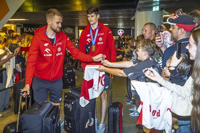 Tłumy przywitały Polaków po Lidze Narodów! Siatkarze wrócili do Polski. Szał na lotnisku