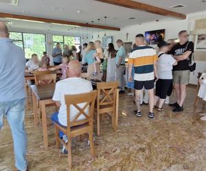 A po mszy idziemy do restauracji. Tłumy u ojca Rydzyka w kościele i w restauracji