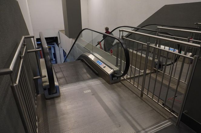Niedziałające schody na dworcu w Poznaniu