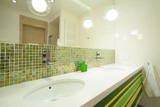 Zielona mozaika w energetycznej aranżacji łazienki