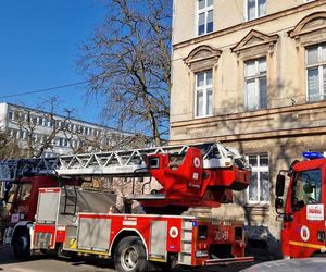 Tragiczny pożar w kamienicy w centrum Bydgoszczy. Strażacy wynieśli z mieszkania ciało mężczyzny 