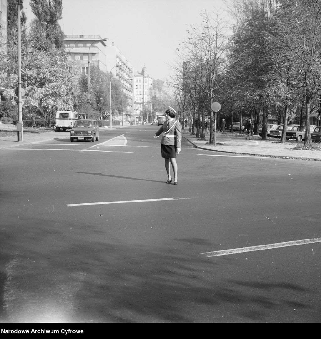 Milicjantka Helena Mikołajczyk na posterunku przy ul. Boya-Żeleńskiego w Warszawie