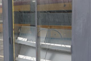 Opustoszałe wnętrza kiosków RUCH-u przed likwidacją