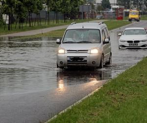 Burze w Podlaskiem: Suwałki zalane! Zatopione ulice i posesje po ulewnym deszczu [ZDJĘCIA]