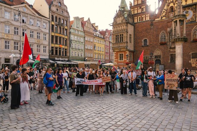 Głośny protest na Rynku we Wrocławiu przeciwko działaniom Izraela.„To nasz moralny obowiązek”