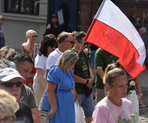 Marsz Milczenia dla Klaudii w Toruniu. „Niech nasza cisza przemówi głośniej niż słowa” [GALERIA]