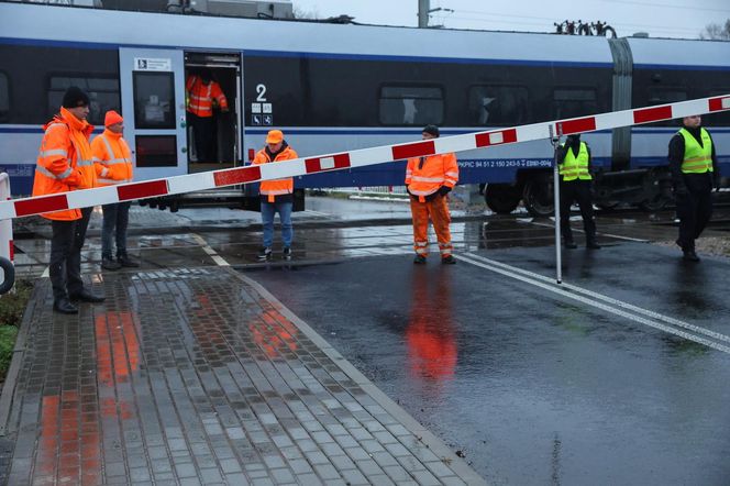 Na przejeździe kolejowym w msc. Nowa Sucha (pow. sochaczewski) doszło do zderzenia pociągu pośpiesznego z ciężarówką