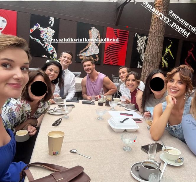 M jak miłość po wakacjach. Ania (Alina Szczegialniak), Kinga (Katarzyna Cichopek), Marcin (Mikołaj Roznerski), Jakub Karski (Krzysztof Kwiatkowski), Olek (Maurycy Popiel), Aneta (Ilona Janyst), Kama (Michalina Sosna)