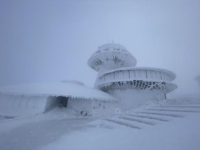 Sroga Śnieżka zimą! Te zdjęcia robią wrażenie! [GALERIA]