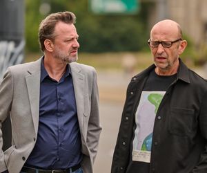 Na Wspólnej, odcinek 4085. Smolny (Łukasz Konopka), Artur (Janusz Chabior)