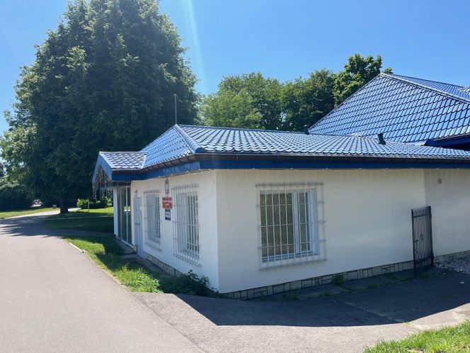 Łukasz podpisał się na ścianie posterunku. Zostawił nawet swój numer PESEL