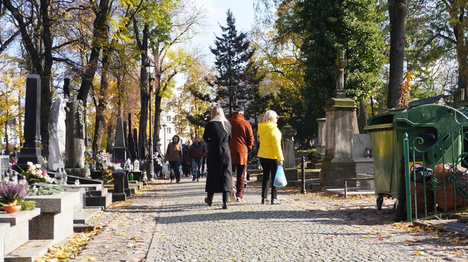 1 listopada na cmentarzu przy ul. Lipowej w Lublinie. Mieszkańcy odwiedzają groby swoich bliskich