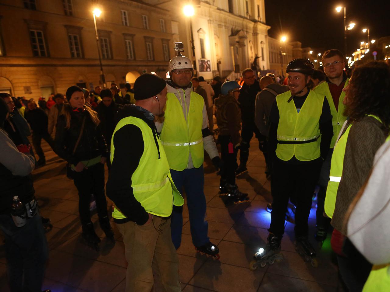 Nightskating. Warszawiacy przejechali stolicę na rolkach [Zdjęcia]