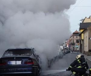 Auto nagle stanęło w płomieniach! W akcji kilka zastępów straży pożarnej [ZDJĘCIA]