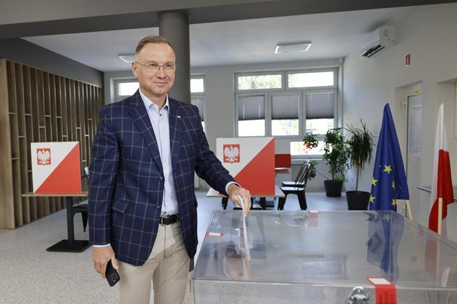 Prezydent RP Andrzej Duda głosował w lokalu wyborczym w Szkole Podstawowej nr 1 przy ulicy Partyzanckiej 15 w Ostrowie Wielkopolskim