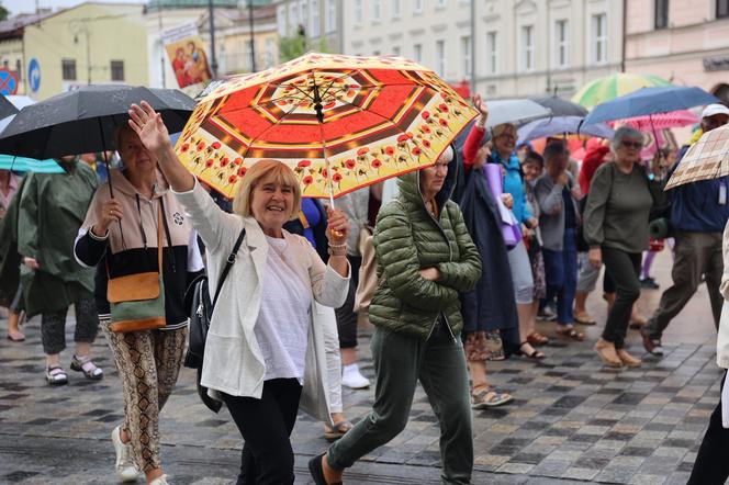 Lubelska Piesza Pielgrzymka na Jasną Górę 2024. Pątnikom deszcz niestraszny!