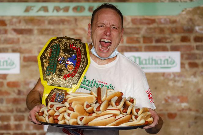 Joey Chestnut zjadł 75 hot dogów w 10 minut