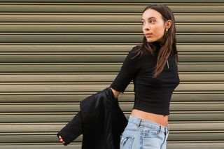 Latem odsłaniamy brzuch. Jak nosić krótkie bluzki i topy z klasą? 