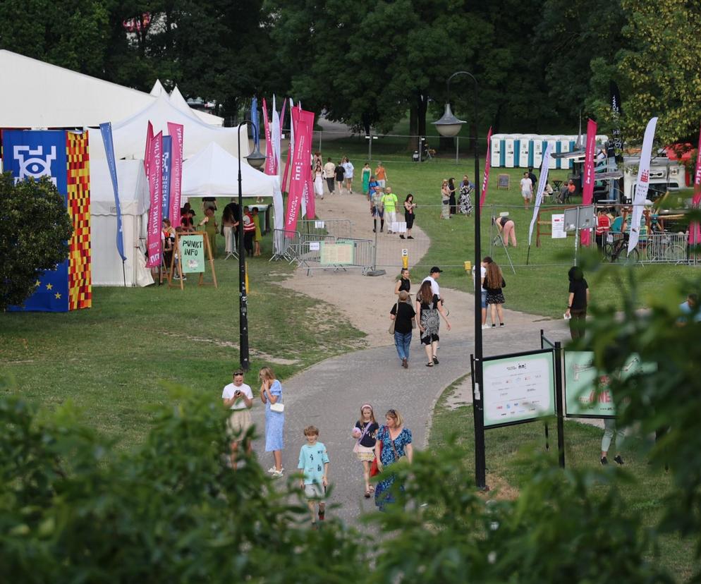 Na Błoniach pod Zamkiem słychać już Inne Brzmienia! Tak było na rozpoczęciu festiwalu