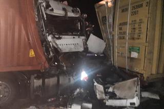 Groźny wypadek na S7. Zderzyły się dwie ciężarówki. Jedna osoba ranna [ZDJĘCIA]