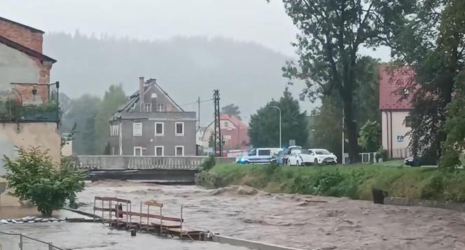 Lądek Zdrój i Stronie Śląskie zalewa woda. Dramatyczna sytuacja mieszkańców 