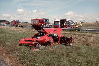 Porsche dachowało przy S19. Dwie osoby ranne