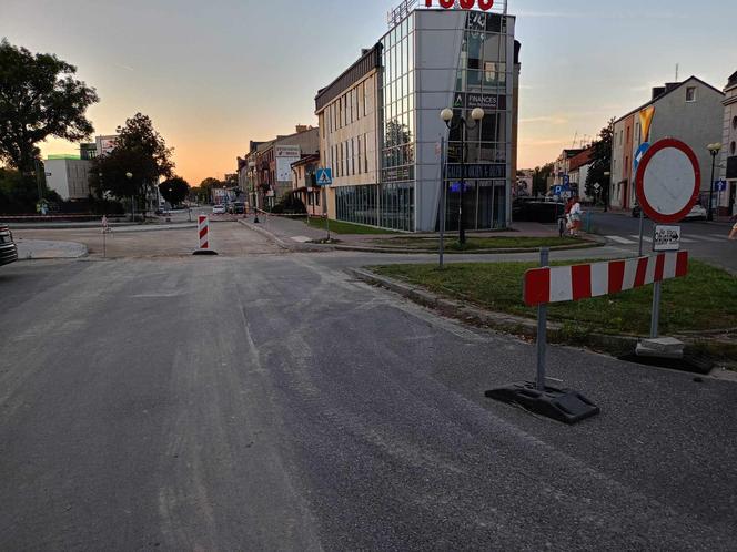 Roboty przy budowie ronda na skrzyżowaniu ulic Cmentarnej i Wojskowej w Siedlcach trwają od 11 czerwca