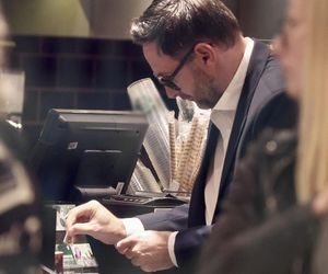 Obajtek szpanuje pięćsetkami. Zobacz, jaki napiwek zostawił były prezes Orlenu