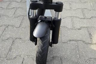 Nastolatek z powiatu rawickiego dostał mandat… za przekroczenie prędkości na hulajnodze