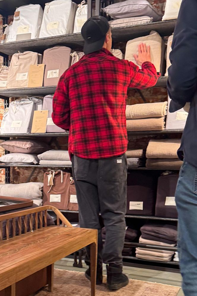 Maciej Zakościelny głaszcze kołdrę po rozwodzie