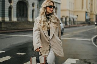 Spodnie dzwony wracają do łask. Jak je nosić, żeby nie zaliczyć modowej gafy? 