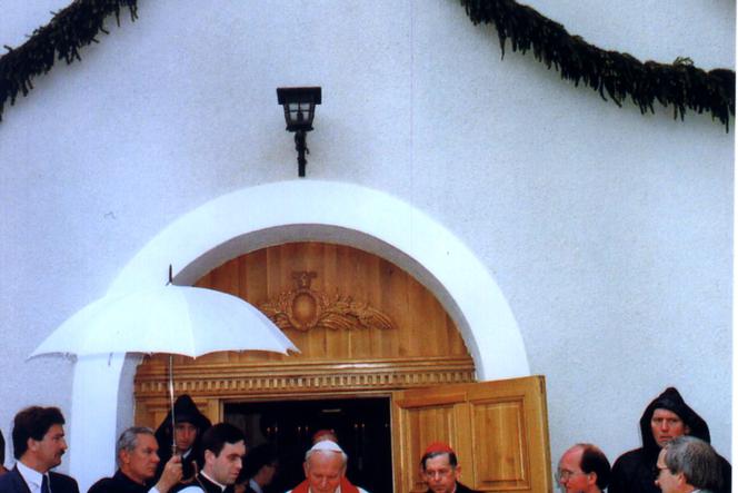 Papież Jan Paweł II pobłogosławił Sanktuarium MTA na Górze Chełmskiej 1 czerwca 1991 roku.